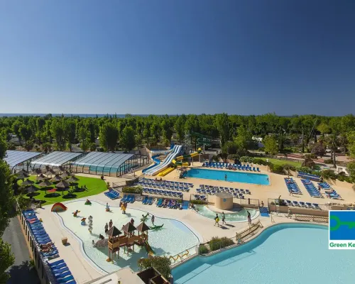 Vue d'ensemble des piscines du camping Roan Domaine de La Yole.