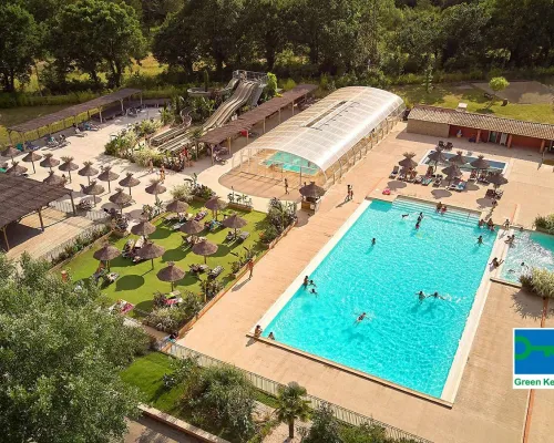 Vue d'ensemble de la piscine du Roan camping Verdon Parc.