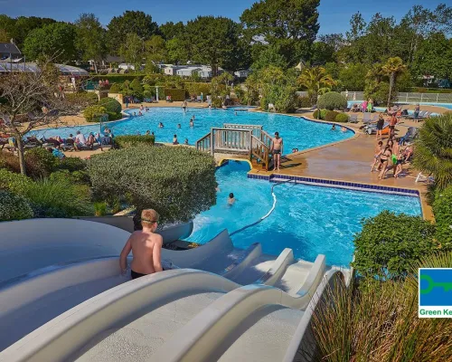 Toboggans et piscine au Roan camping Grande Métairie.