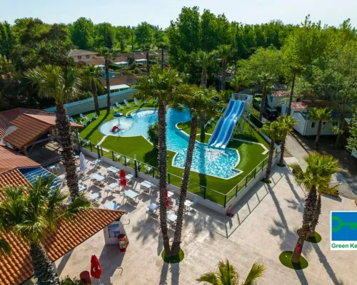 Piscine et terrasse au camping Roan Les Sablines.