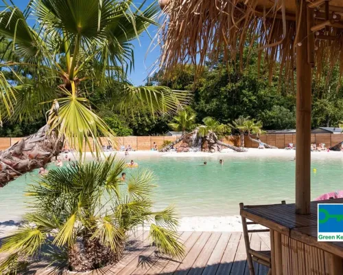 Image d'ambiance de la piscine lagon du camping Roan La Clairière.