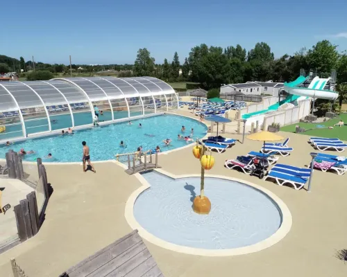 Vue d'ensemble de la piscine avec pataugeoire au camping Roan Le Domaine de Beaulieu.