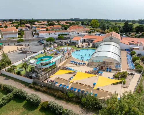 Vue d'ensemble de la piscine avec pataugeoire au camping Roan Le Domaine de Beaulieu.