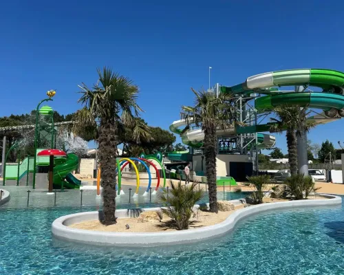 Piscine rénovée avec toboggans et jeux d'eau au camping Le Domaine du Clarys.