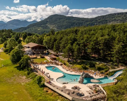 Vue de dessus de la piscine du camping Roan Les Collines de Castellane.