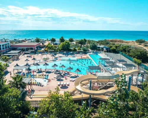 Vue d'ensemble du complexe aquatique du Roan camping Les Méditerranées Beach Garden.