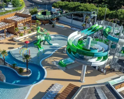 Piscine rénovée avec toboggans et jeux d'eau au camping Le Domaine du Clarys.
