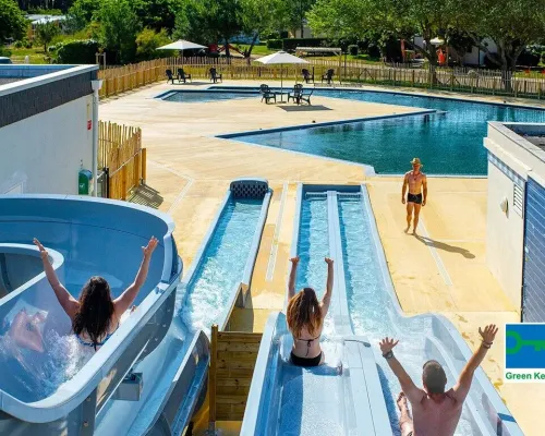 Des personnes sur le toboggan aquatique du camping Roan Les Chardons Bleus de la Turballe.