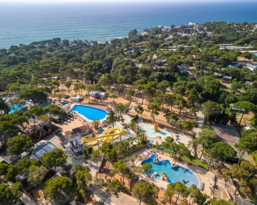 Aperçu des piscines et de l'environnement verdoyant du camping Roan Internacional de Calonge.