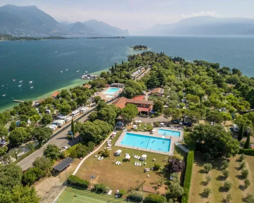 Vue d'ensemble de la piscine du camping Roan La Rocca Manerba.