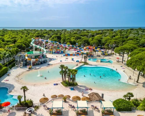 Vue d'ensemble du complexe aquatique du camping Roan Union Lido Mare.