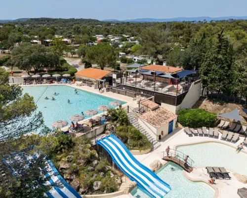La piscine avec toboggans du camping Roan Domaine de la Noguière.