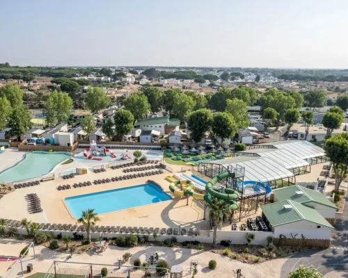 Vue d'ensemble des piscines du camping Roan Domaine de La Yole.