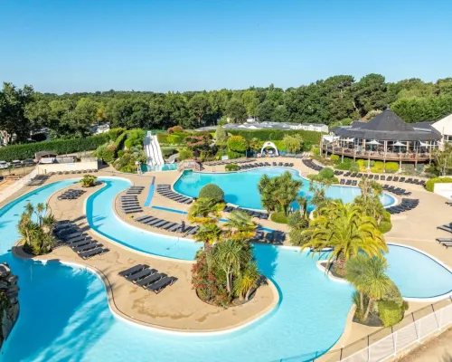 La belle piscine du camping Roan La Grande Métairie.