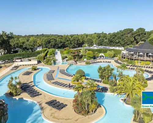 La belle piscine du camping Roan La Grande Métairie.