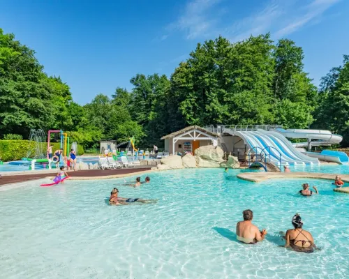 Vue d'ensemble de la piscine du Roan camping de Bonnal.