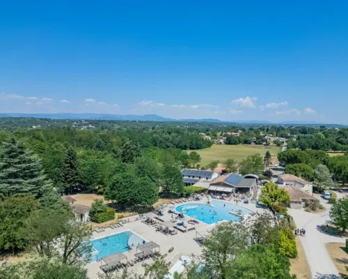 Vue d'ensemble de la piscine du camping Roan La Grand Terre.