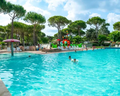 Piscine avec chaises longues au camping Roan Del Forte.