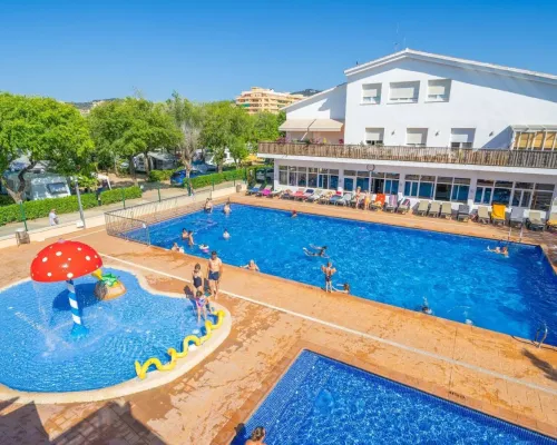 Vue d'ensemble de la piscine du camping Roan Caballo de Mar.