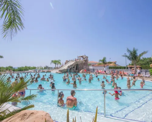 Vue d'ensemble de la piscine du camping Roan Alannia Els Prats.