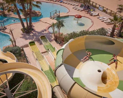 Plusieurs toboggans ludiques avec toboggan tornade au camping Roan Le Petit Mousse.