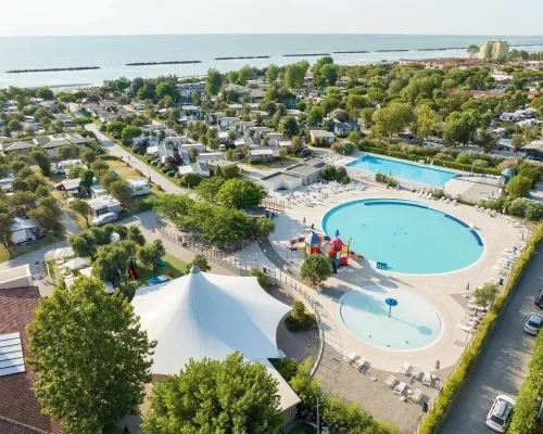 Vue de dessus du complexe aquatique du camping de Vigna sul Mar.