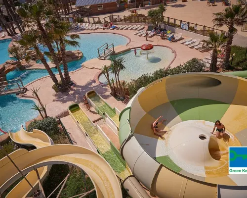 Plusieurs toboggans ludiques avec toboggan tornade au camping Roan Le Petit Mousse.