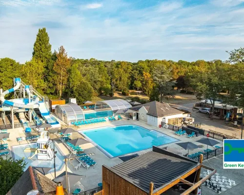 Aperçu du parc aquatique du camping Domaine de la Brèche.