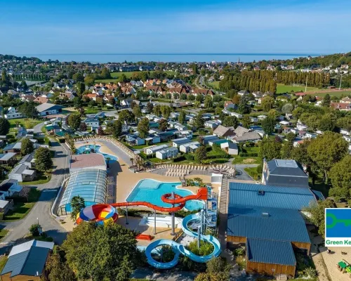 Complexe de piscines au camping Roan La Vallée.
