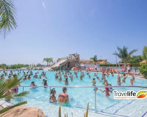 Vue d'ensemble de la piscine du camping Roan Alannia Els Prats.
