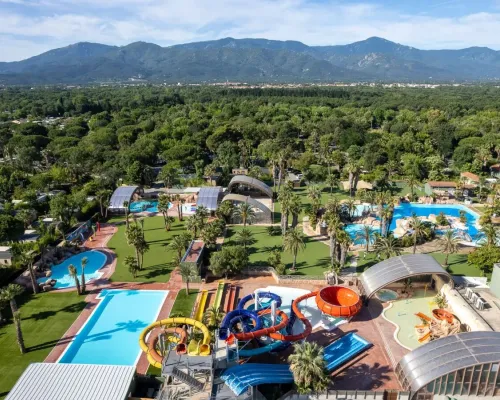 Vue aérienne du parc aquatique du camping La Sirène à Roan.