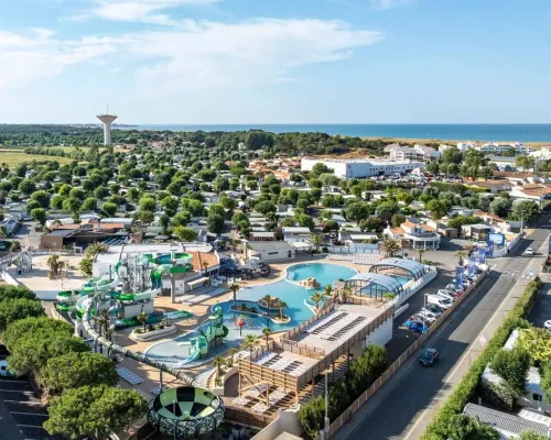 La piscine avec ses superbes toboggans et son espace de jeux aquatiques au camping Le Domaine du Clarys.