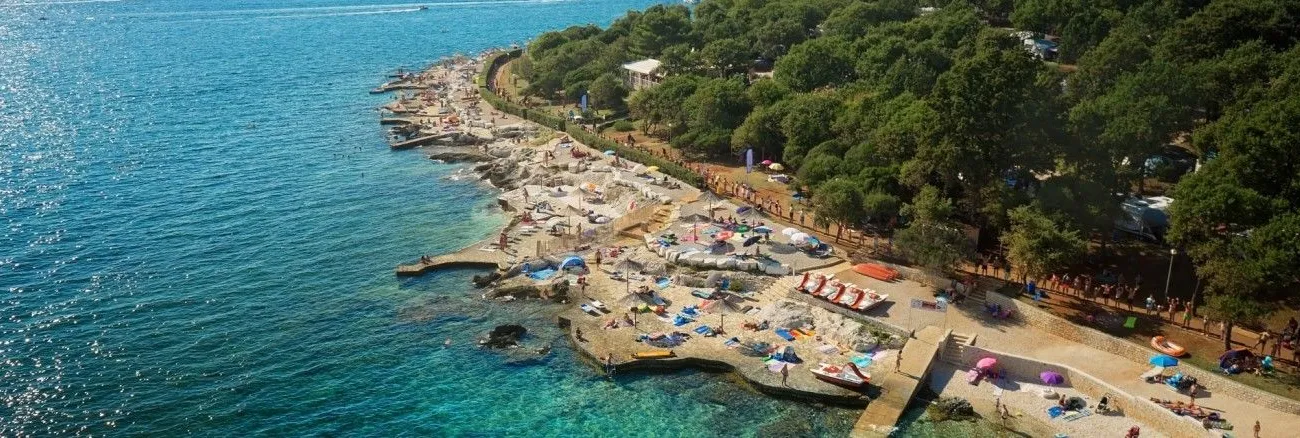La plage accueillante d'un camping roannais.