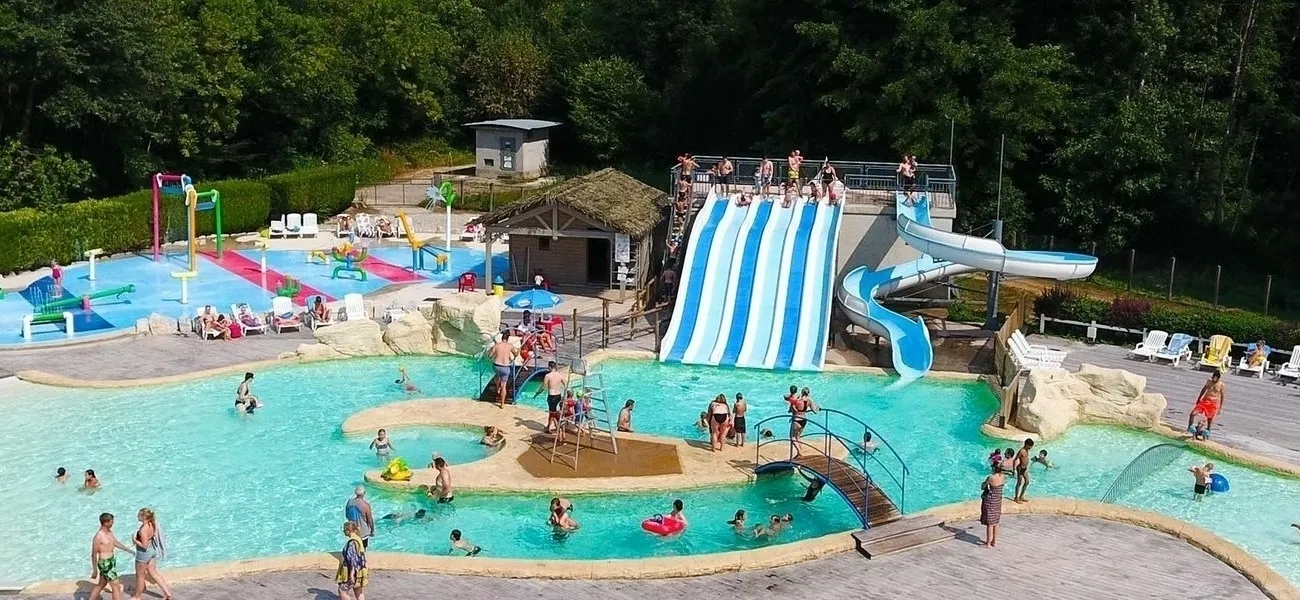 Piscine avec toboggan au camping Le Val de Bonnal.
