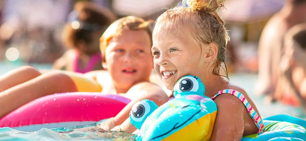 personnes dans la piscine d'un camping de Roan.