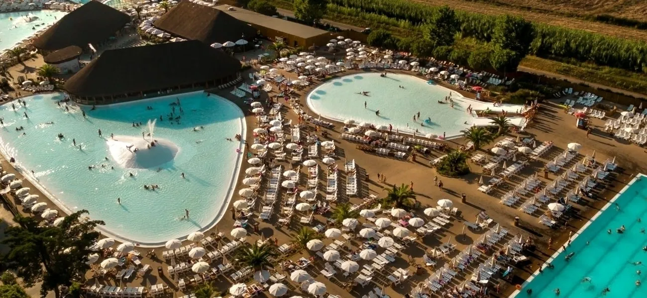 Une photo d'ensemble de la piscine du Roan camping Park Albatros.