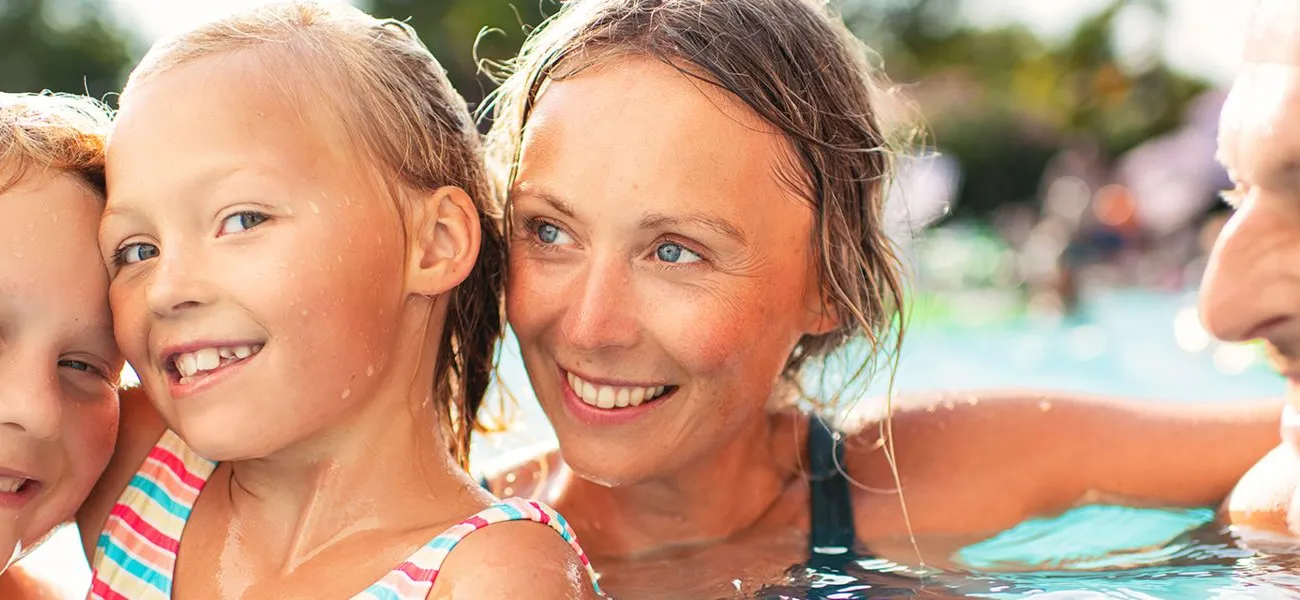 Famille profitant de la piscine d'un camping de Roan.