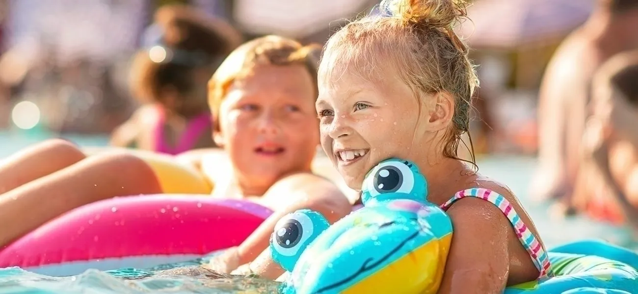 Des enfants s'amusent dans la piscine du camping de Roan.