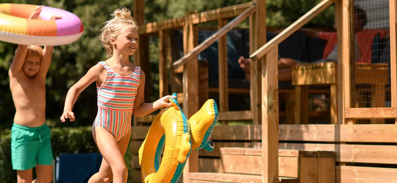 Les habitants de l'allée Roan se rendent à la piscine.