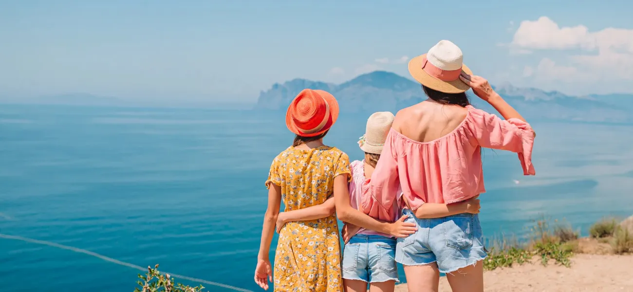 Des vacanciers regardent la mer près d'un camping de Roan.