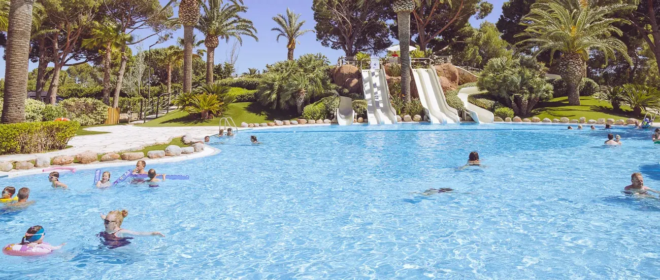 Piscine avec toboggans au camping Roan Playa Montroig.
