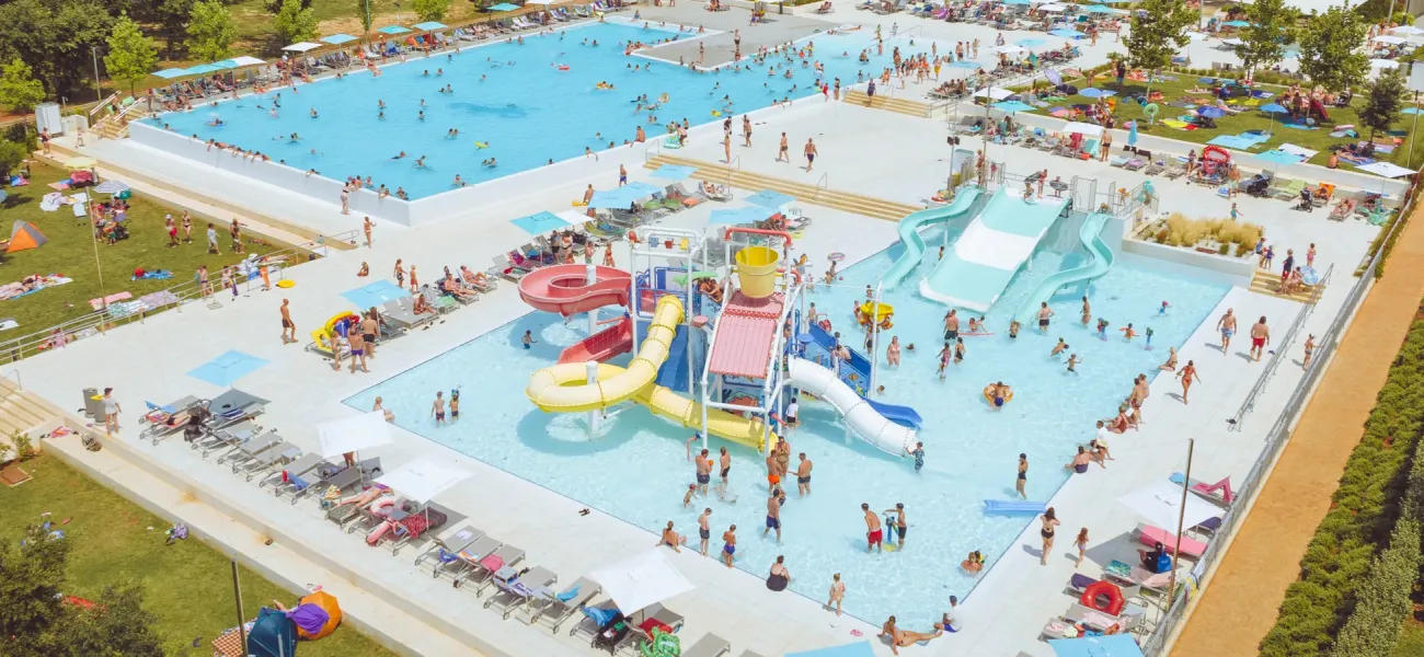 Une photo d'ensemble de la piscine du Roan camping Park Umag.