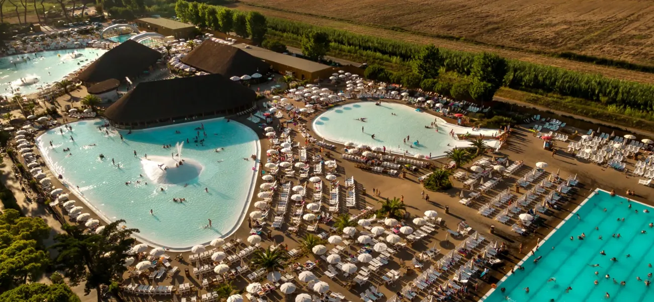 Une photo d'ensemble de la piscine du Roan camping Park Albatros.
