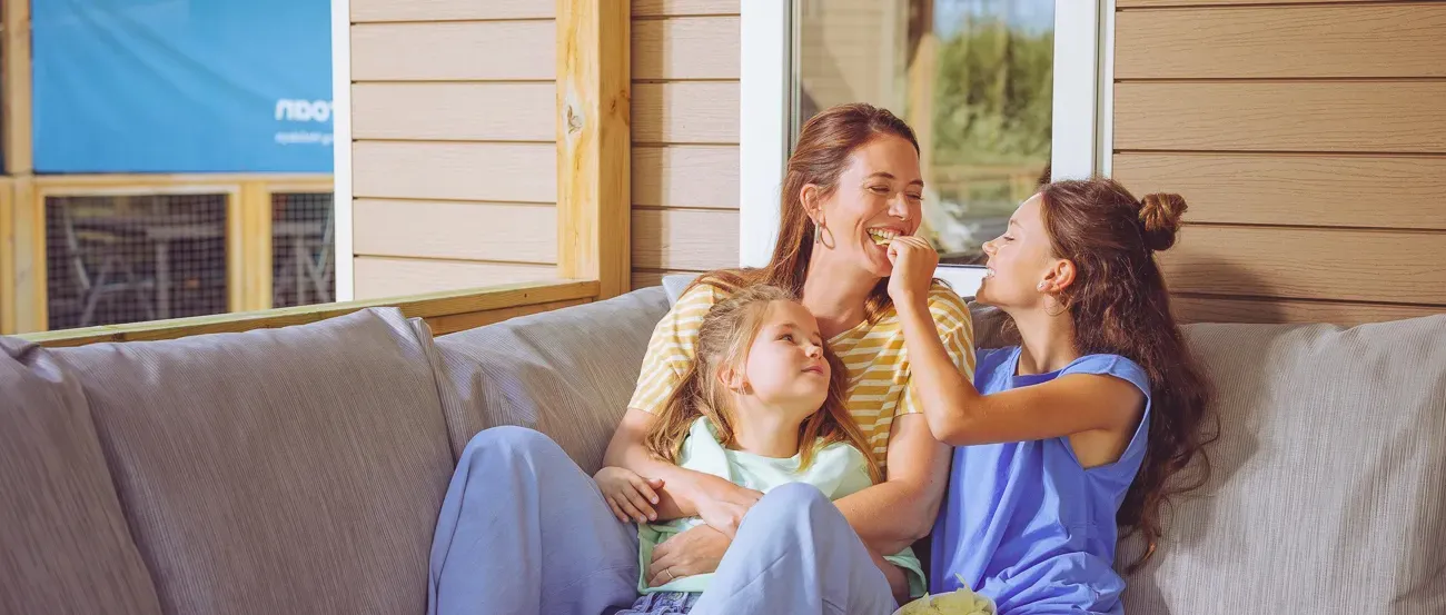 Femme allongée lisant un livre au soleil dans un mobile home de Roan.