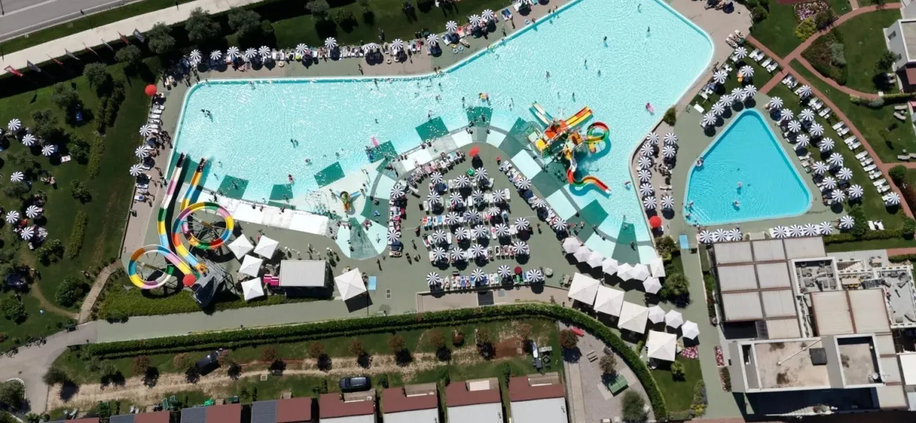 Photo de drone du complexe de piscines du camping Cisano/ San Vito.