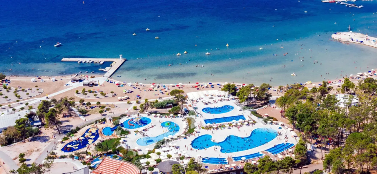 Vue de la piscine du camping Zaton Holiday Resort.