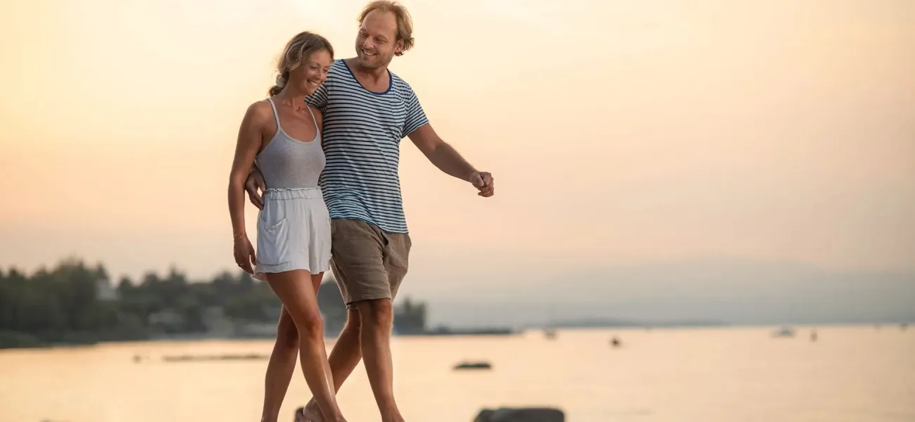 Marcher le long de la plage.