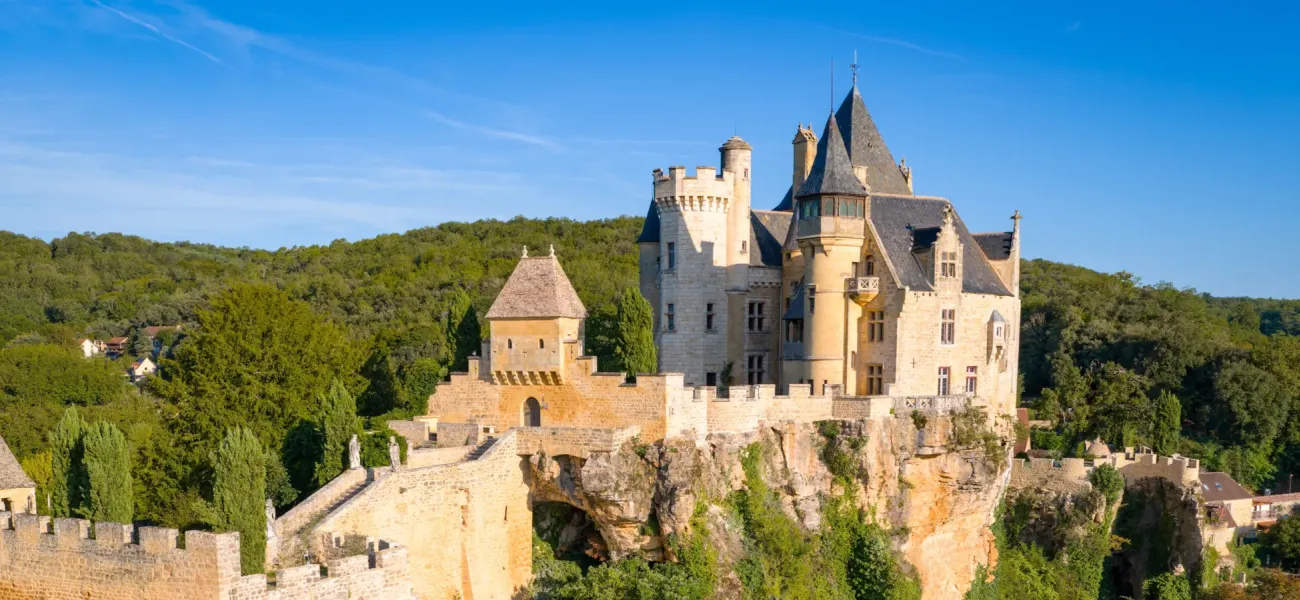 Vue aérienne du Château de Montfort en Dordogne.