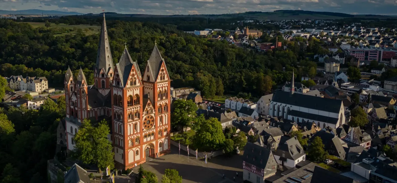 Vue aérienne de la cathédrale de Limburg, dans le Limbourg.