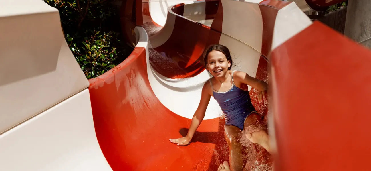 Les enfants jouent dans la piscine pour enfants.